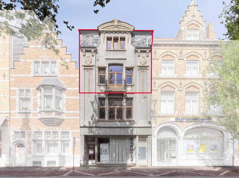 Karaktervol tweelaags appartement met 3 slaapkamers en terras van maar liefst 142m² bewoonbare oppervlakte. Dit uitzonderlijk en perfect onderhouden a