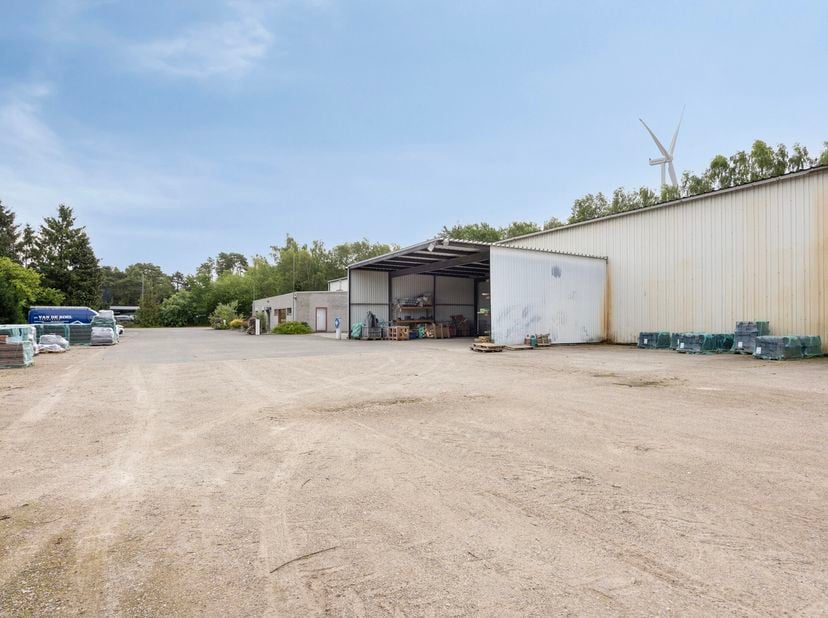 Op een strategische locatie langs de Boslaan (N75) in Dilsen-Stokkem bevindt zich dit vrijstaande bedrijfsgebouw op een perceel van ca. 10.002 m². Het
