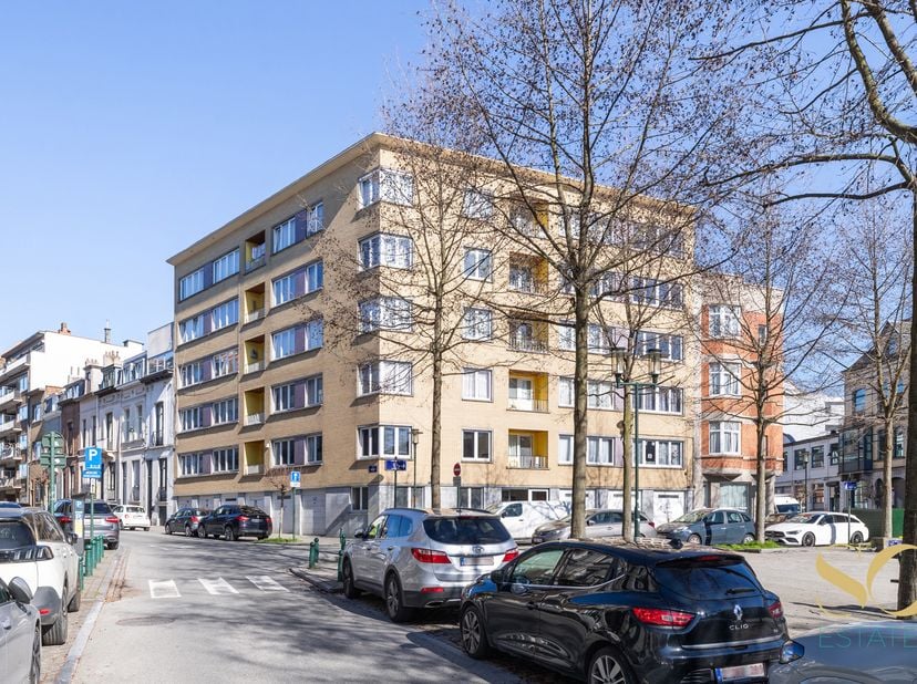 We stellen u dit appartement van 94 m² volgens EPC voor, gelegen op de 1e verdieping van een gebouw van 5 verdiepingen met lift, ideaal gelegen in Lak