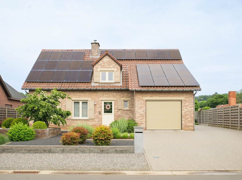 Deze open bebouwing uit 1985 ligt op een prachtig perceel van 1478 m² en biedt 305 m² bewoonbare oppervlakte. De woning is door de jaren heen uitsteke