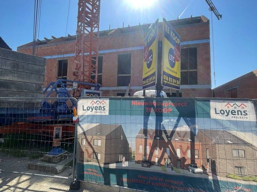 Prachtige energiezuinige woning met twee autostaanplaatsen inbegrepen. Deze zeer grote woning wordt gebouwd en afgewerkt met kwaliteitsvolle en luxueu