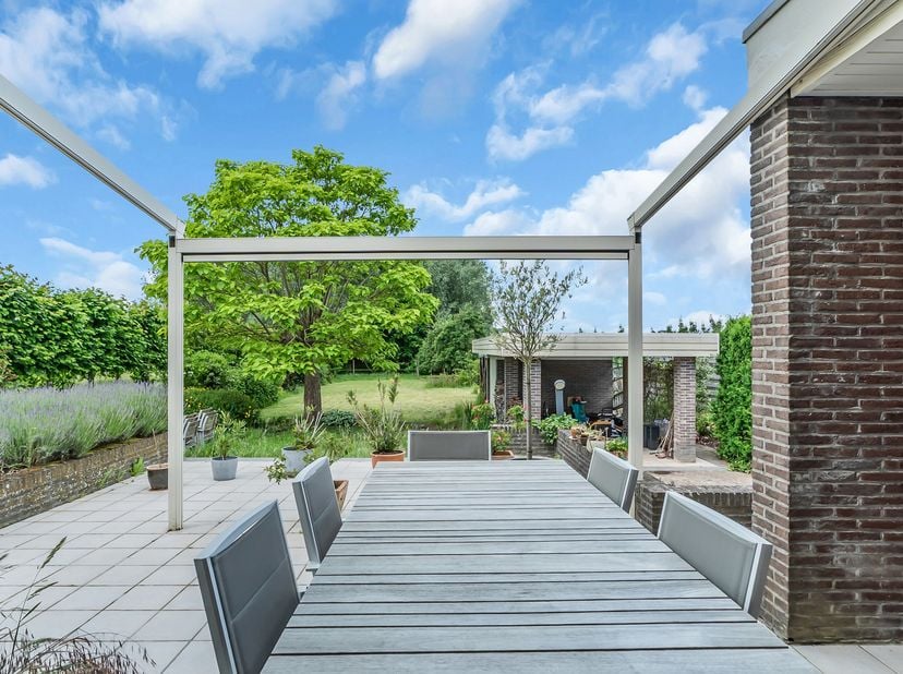 Op zoek naar ruimte, rust en een prachtig groen uitzicht? Dan is deze uitstekend onderhouden woning aan de Korpse straat 59 in Donk (Herk-de-Stad) abs