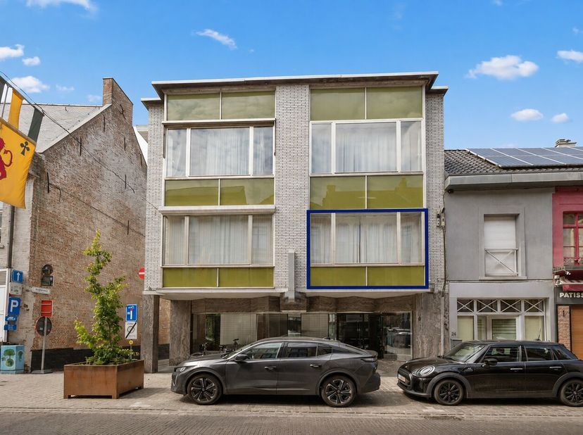 In het hart van Diest, op slechts 2 minuten wandelen van de Grote Markt, bevindt zich dit lichtrijke appartement van 106 m2 (volgens EPC) op een uitst