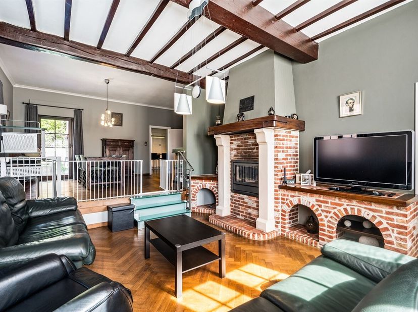Deze woning in Beringen geniet van een rustige, residentiële ligging met vlotte bereikbaarheid. Scholen bevinden zich op korte afstand en ook het cent