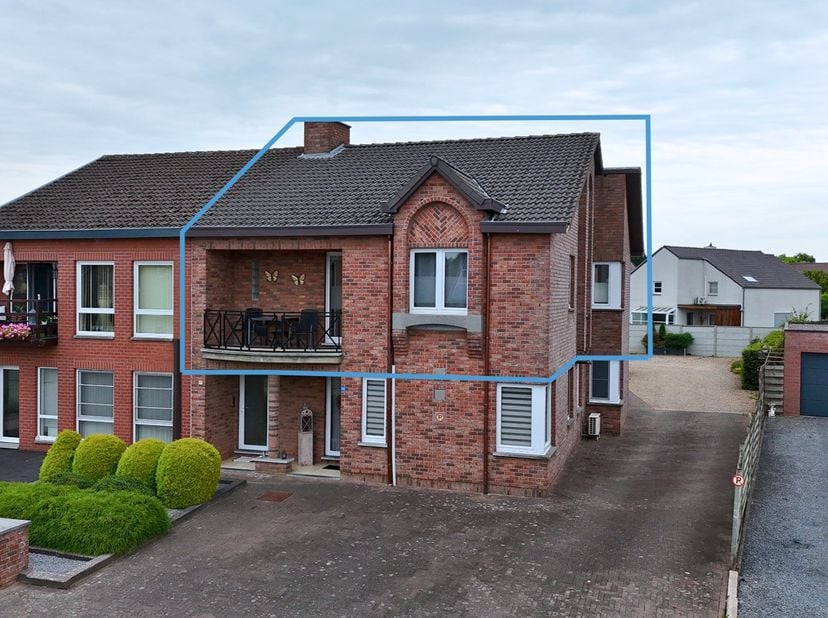 Te koop: appartement met terras<br />
<br />
Adres: Grotestraat 172A, 3631 Boorsem<br />
<br />
Dit verzorgd appartement op de eerste verdieping is ru