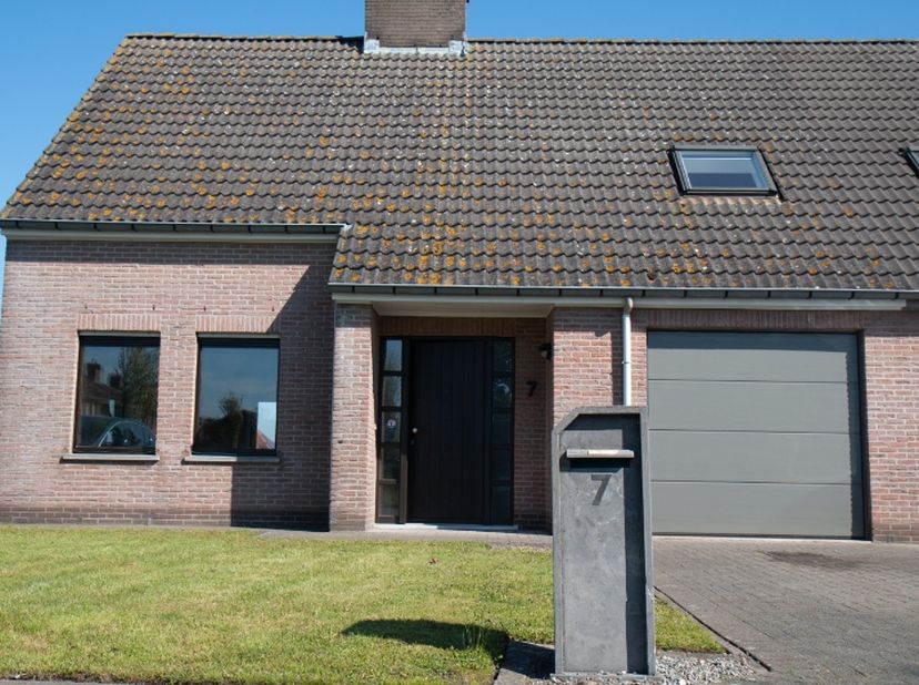 Op zoek naar een comfortabele gezinswoning op een rustige ligging in Lochristi? Deze verzorgde halfopen bebouwing in de Bijlokestraat biedt alle ruimt