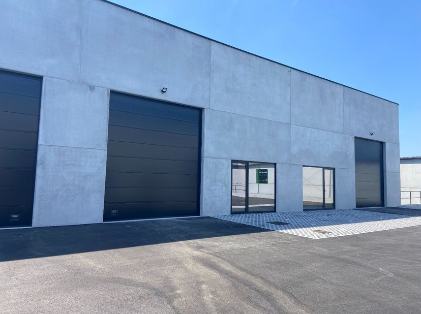 Moderne KMO-unit / magazijn van 220,5 m² gelegen in Sint-Eloois-Vijve (Waregem).<br />
<br />
Unit 4 beschikt over:<br />
<br />
- Oppervlakte: 220,5