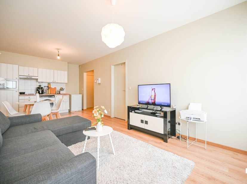 Ontdek dit goed onderhouden éénslaapkamerappartement in het centrum van Waregem. Het appartement is gelegen op de eerste verdieping en beschikt over e