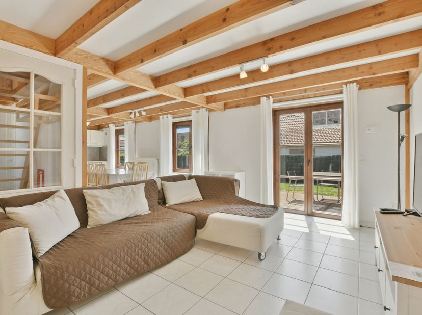 In Harendijke vinden we dit charmante vissershuisje terug op een perceel van 200 m². De woning werd gebouwd in 2008 en beschikt over een bewoonbare op