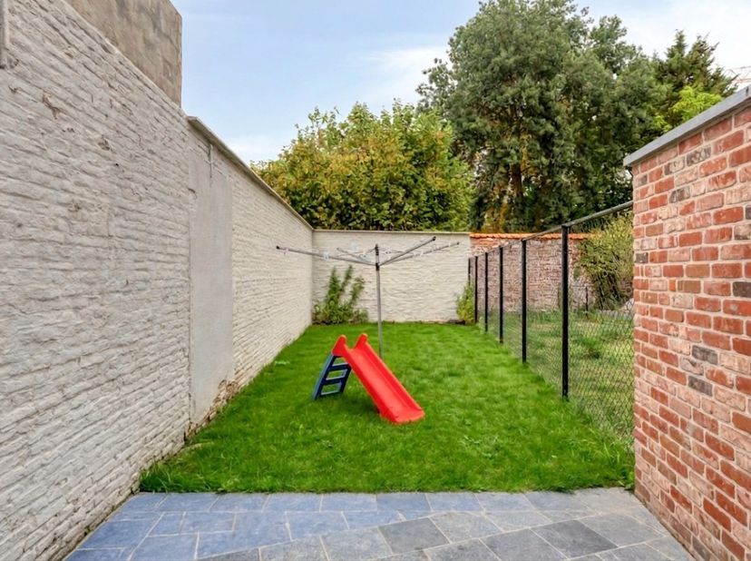 Algemeen bezoekmoment op zaterdag 12/09 om 11h tot 12h. Voorafgaande aanmelding verplicht.<br />
<br />
Deze ruime woning werd in 2023 volledig gestri
