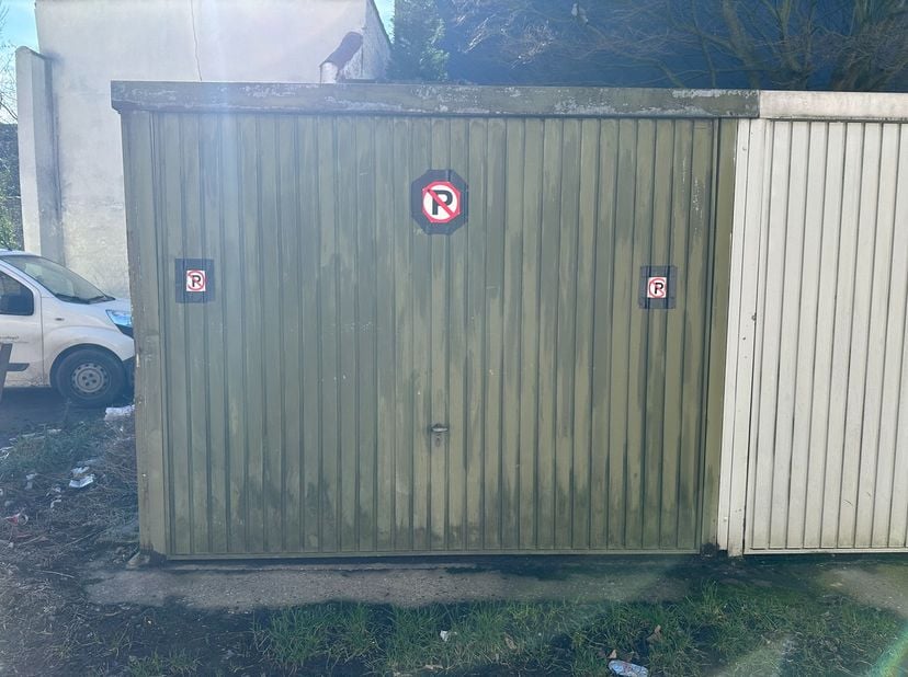 Goed gelegen garagebox met een inrit via de Muidelaan.<br />
<br />
Ideaal voor buurtbewoners die op zoek zijn naar een vaste parkeerplaats of als inv