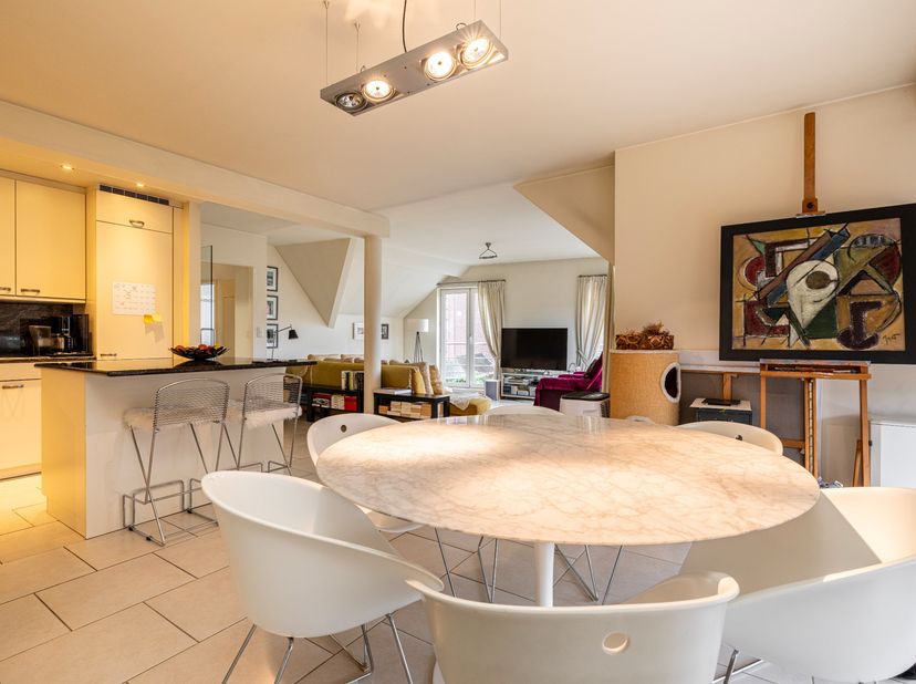 Op de 2e verdieping rechts treffen we dit ruime en instapklaar 1 slaapkamer appartement van 103 m² met leuk terras (Bj: 1998). Gesitueerd pal in het c
