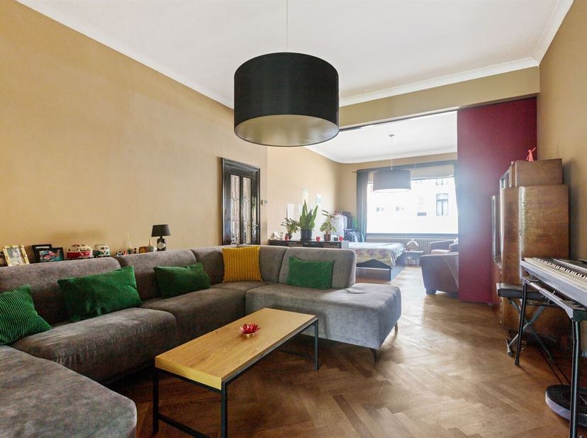 Deze woning geniet van een uiterst strategische ligging, op korte afstand van het bruisende centrum van Hasselt. Dankzij de vlotte verbinding met de G