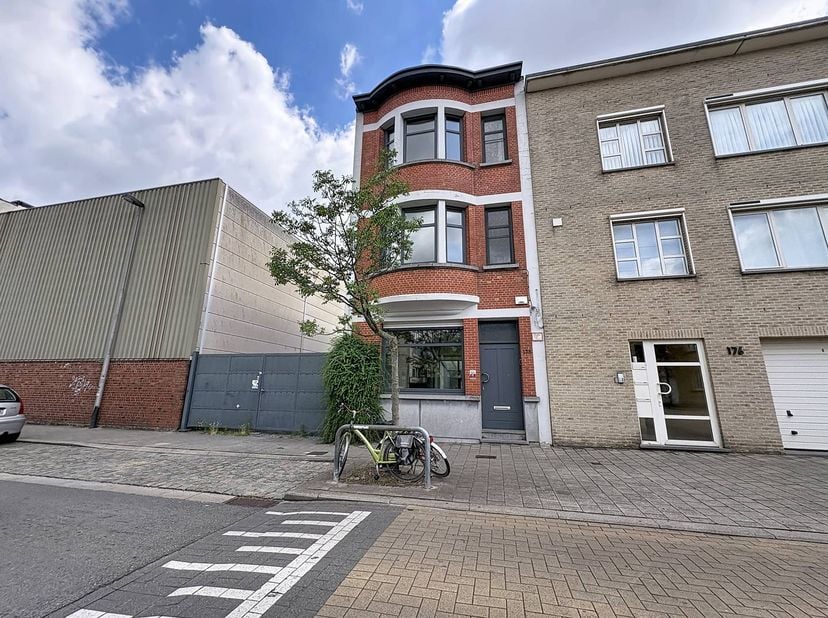 Bent u op zoek naar ruimte, licht en een heerlijke buitenplek? Deze verzorgde woning in Hoboken biedt het allemaal.<br />
<br />
Indeling:<br />
<br /