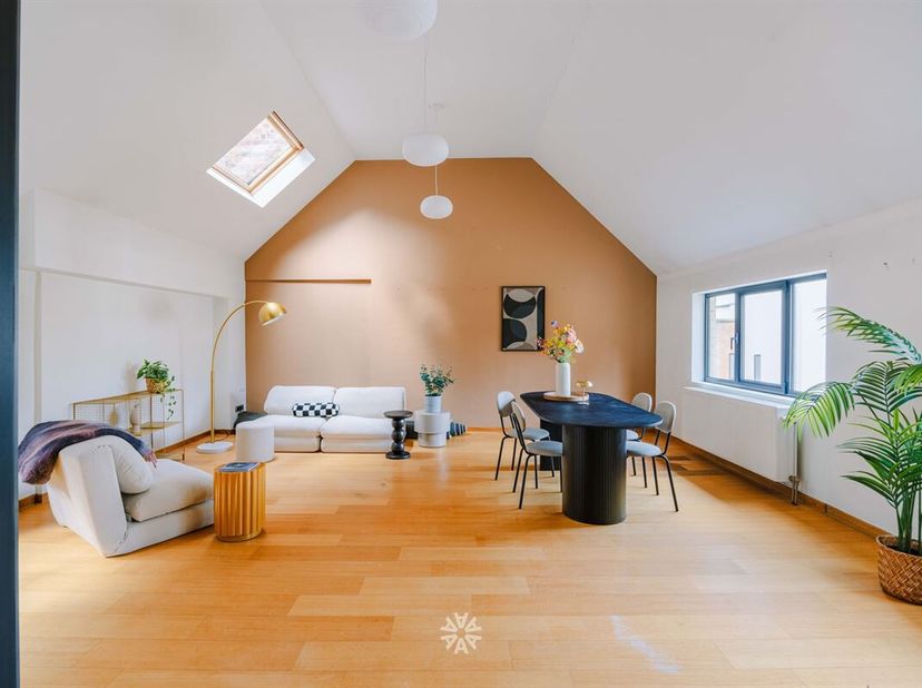 GENT CENTRUM - Ruim en lichtrijk appartement met mezzanine in de Gentse Binnenstad<br />
Gelegen in de gegeerde Hoogpoort, vlakbij de Korenmarkt en Vr