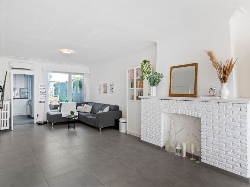 Duplex rénové avec 3 chambres et une grande terrasse ! <br />
Situation :<br />
On accède à ce duplex au rez-de-chaussée par le hall d'entrée. Un esca