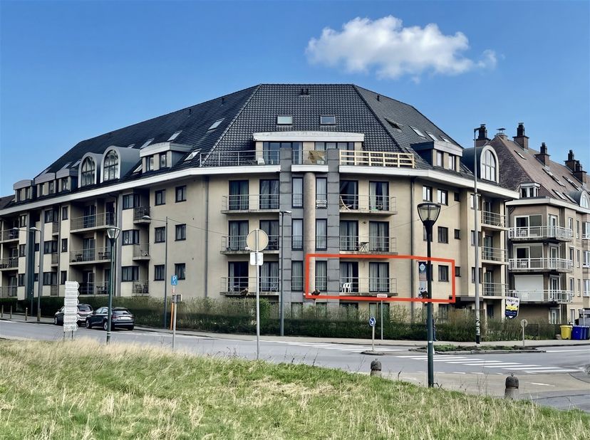 Ce magnifique appartement meublé et rénové avec grande terrasse est situé dans la résidence prisée « Woluwe Gardens », construite en 2001. Niché dans