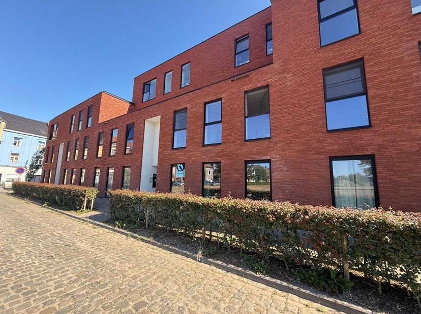 Gelegen in een recent nieuwbouwproject aan de Muide, een dynamische en sterk groeiende wijk in Gent, geniet u van een uitstekende ligging op wandelafs