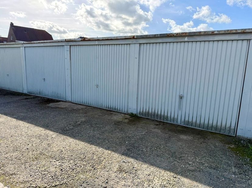 Garage te koop in Legestraat 14,
                    9800 Deinze