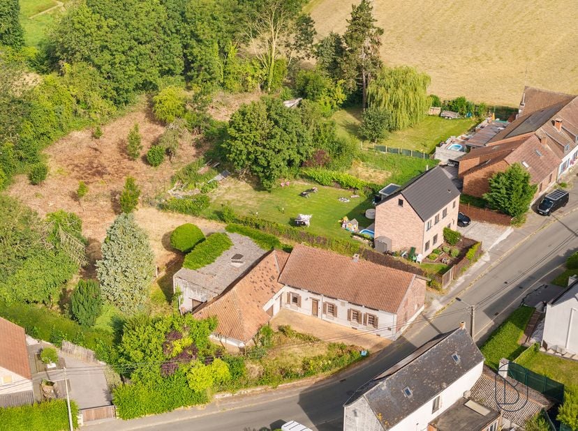 Ontdek deze charmante, authentieke hoevewoning, boordevol karakter en charme dankzij haar warme en authentieke materialen. Ideaal gelegen in het mooie
