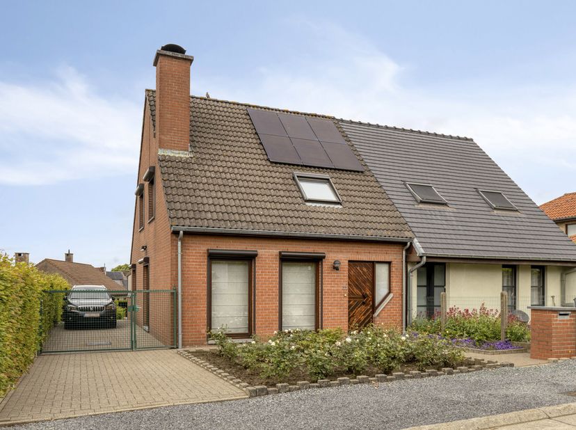 Immo Pické biedt U deze zeer rustig en goed gelegen driegevelwoning aan in Halle (Essenbeek), gelegen in de onmiddellijke omgeving van winkels, schole