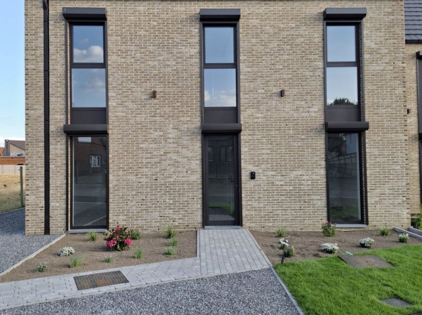 In een rustige en aangename woonomgeving in Stokrooie bevindt zich deze recente, hoogwaardig afgewerkte BEN-woning met een bewoonbare oppervlakte van