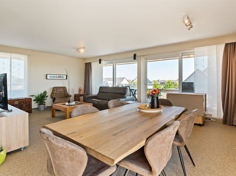 Instapklaar, luxueus afgewerkt en uitzonderlijk energiezuinig penthouse met ondergrondse garage, gelegen in een rustige en residentiële omgeving.<br /