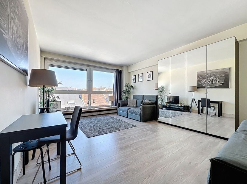 We Invest Ixelles vous propose de découvrir ce superbe studio meublé d’environ 40 m² (PEB), idéalement situé entre l’Avenue Louise et la Toison d’Or,
