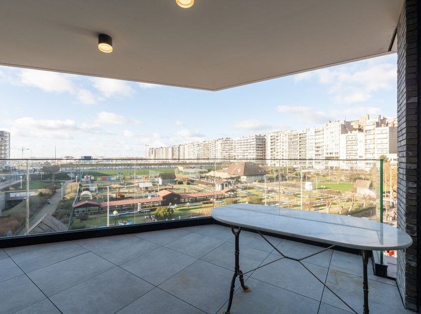 [[ DIT PAND NEEMT DEEL AAN DE ERA OPEN HUIZEN DAG OP 13/6 VAN 16:00 TOT 17:00 ]] Blankenberge: Luxe-appartement (128m²) met prachtig zicht en zonneter