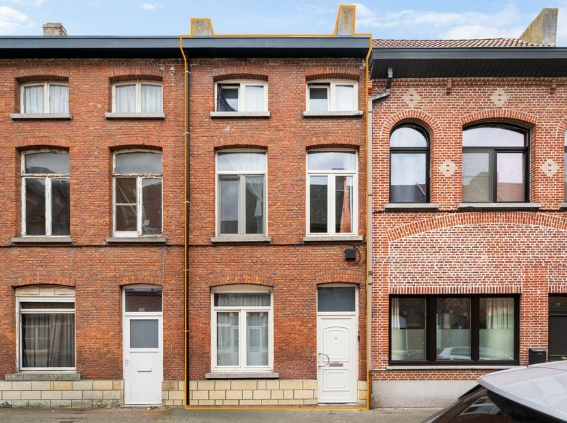 Op een goede locatie nabij het centrum van Mechelen bevindt zich deze ruime woning met 4 slaapkamers. U bevindt zich hier op wandelafstand van winkels