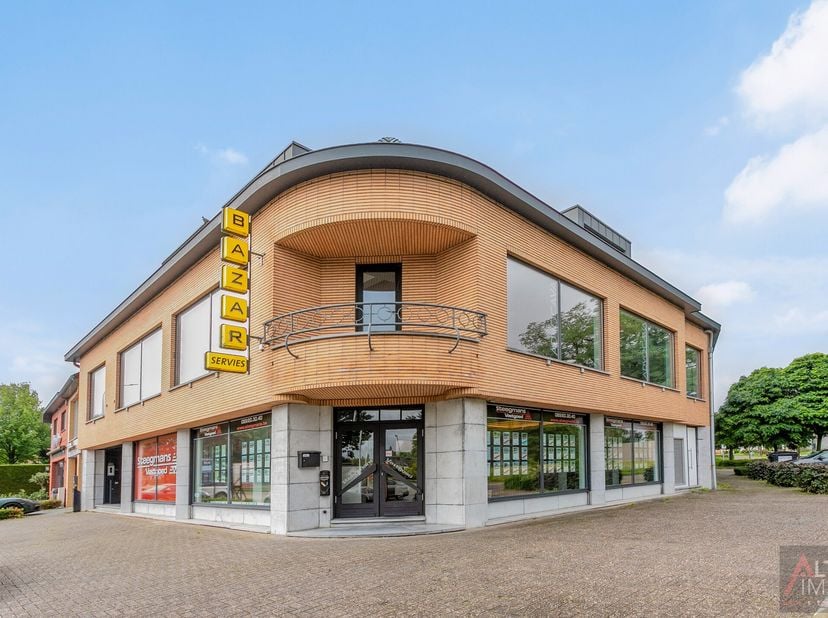 BEDRIJFSPAND MET ZEER RUIM APPARTEMENT OP TOPLOCATIE!<br />
<br />
Dit gebouw, gelegen op de verbindingsweg tussen het stadion van KRC Genk en de op-