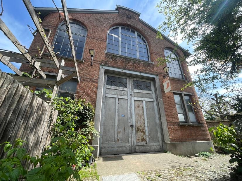 In het hart van het levendige Zurenborg, aan de Van Diepenbeeckstraat 47 in Antwerpen, bevindt zich dit unieke en authentieke handelspand uit 1908. Me