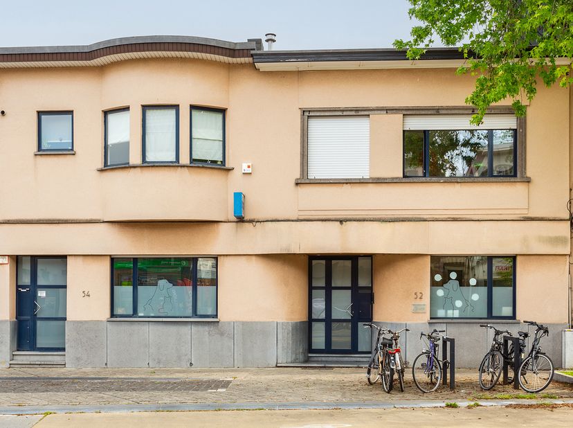 Handelspand/ praktijkruimte te koop gelegen in DE winkelstraat van Hove.<br />
Door de brede vitrine geniet het pand van een uitstekende visibiliteit.