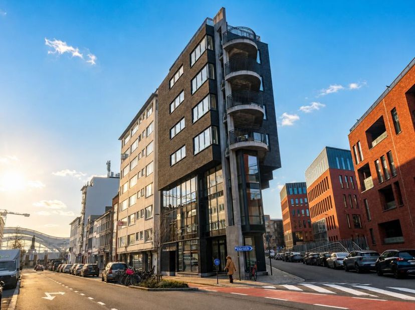 Dit representatieve gebouw aan de Leopoldstraatin Mechelen biedt een combinatie van een gelijkvloerse en bovengelegen kantoorunits. Het pand kenmerkt