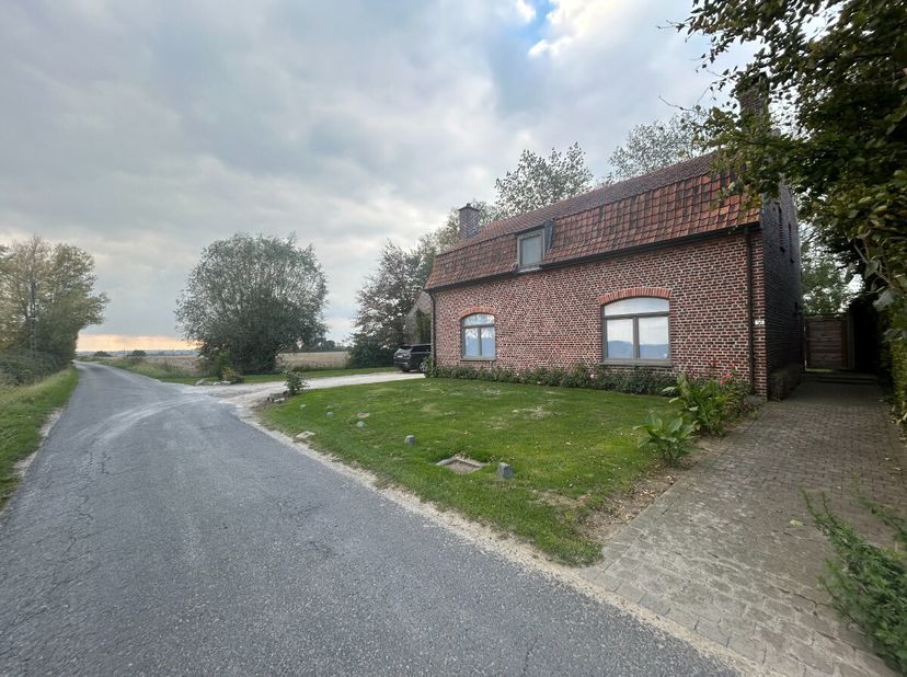 Unieke vierkantshoeve met weide op 4000m² te Wervik te huur.Dit bestaat uit* Woning: inkomhal, apart toilet, ruime living met cassette, keuken, 3 slaa