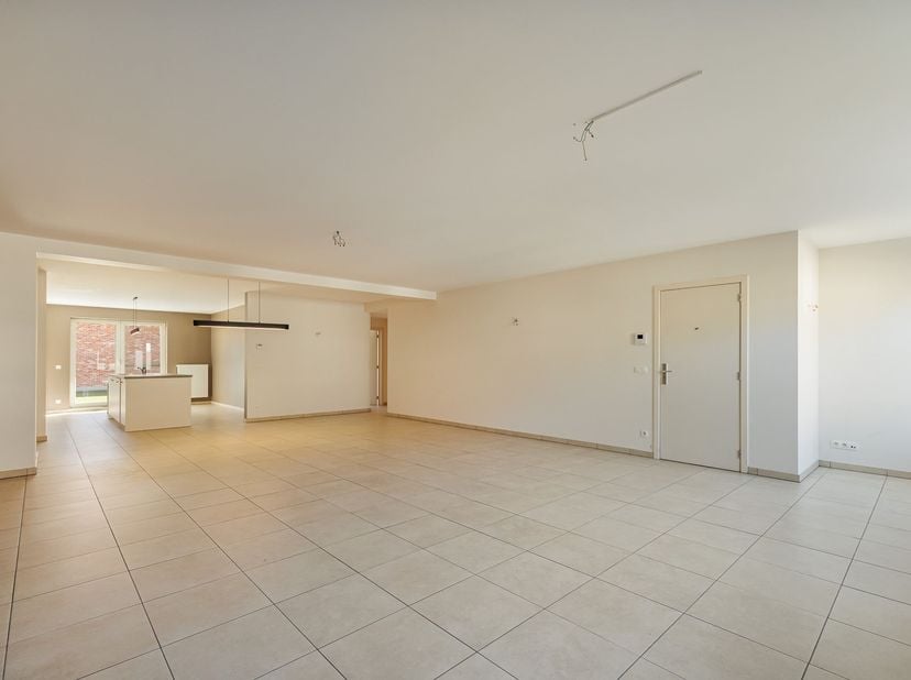 IN OPTIE  !!! Welkom bij dit stijlvolle en ruim appartement gelegen in het hart van Koningshooikt, op een steenworp van de authentieke stad Lier. Deze