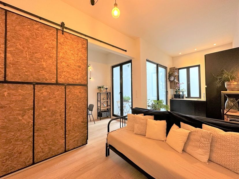 Aménagement : hall d'entrée, espace de vie avec cuisine ouverte, pièce fermant à clé dans l'espace de vie, débarras, salle de bains, chambre à coucher