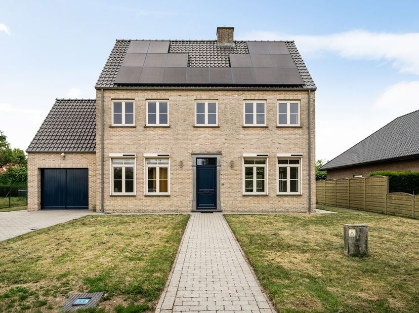 Ruime gezinswoning met 5 slaapkamers en garage op 882 m²<br />
<br />
<br />
Deze ruime gezinswoning met 5 slaapkamers is gelegen op een gunstige loc