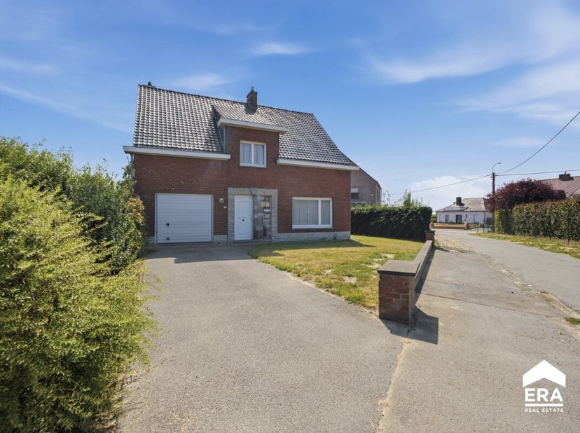 [[ DIT PAND NEEMT DEEL AAN DE ERA OPEN HUIZEN DAG OP 19/9 VAN 11:00 TOT 12:00 ]] Landelijke open bebouwing in Ichtegem met tuin Deze open bebouwing ui