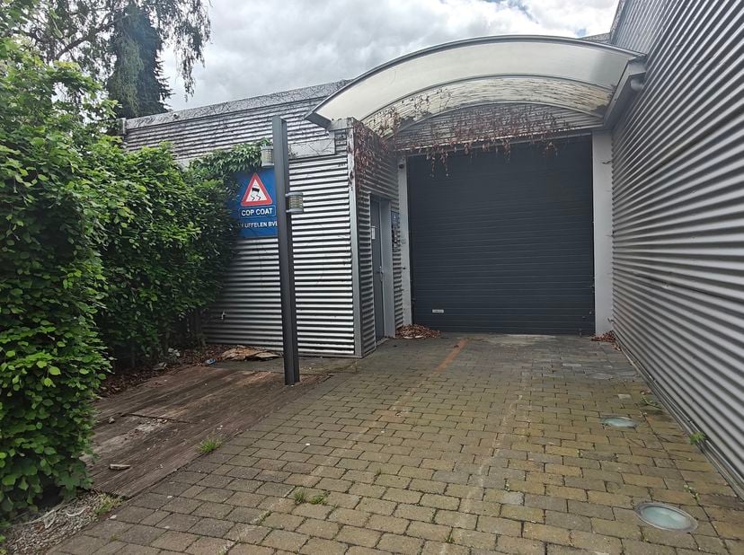 Immeuble PME avec bureaux et entrepôt à louer à Deurne<br />
Immeuble PME fonctionnel et prêt à l’emploi situé Basselierstraat 57 à Deurne, composé d’