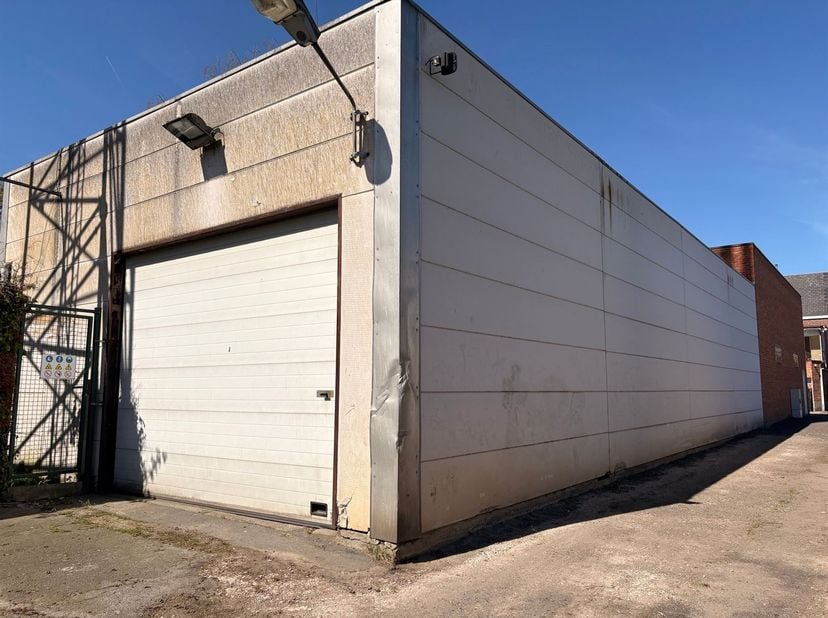 Ruime loods te Dendermonde <br />
<br />
Deze veelzijdige loods biedt een totale oppervlakte van 170 m² en is uitermate geschikt voor stockage, werk