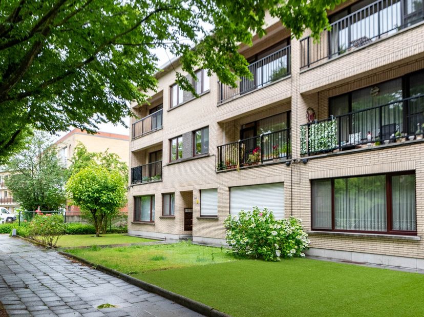 In het gezellige Wilrijk ligt dit gerenoveerde tweeslaapkamer appartement. Park Van Eden en het Fort van Wilrijk liggen op wandel- en fietsafstand. Bo