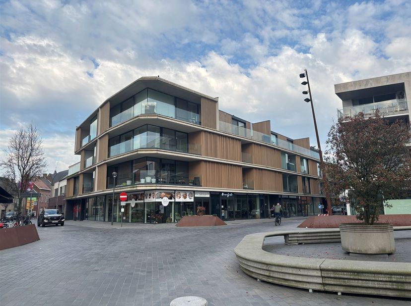 AUTOSTAANPLAATS TE PUURS<br />
 Gelegen in het centrum van Puurs - in de ondergrondse garage van Residentie Corneli.<br />
* Autostaanplaats voor 1