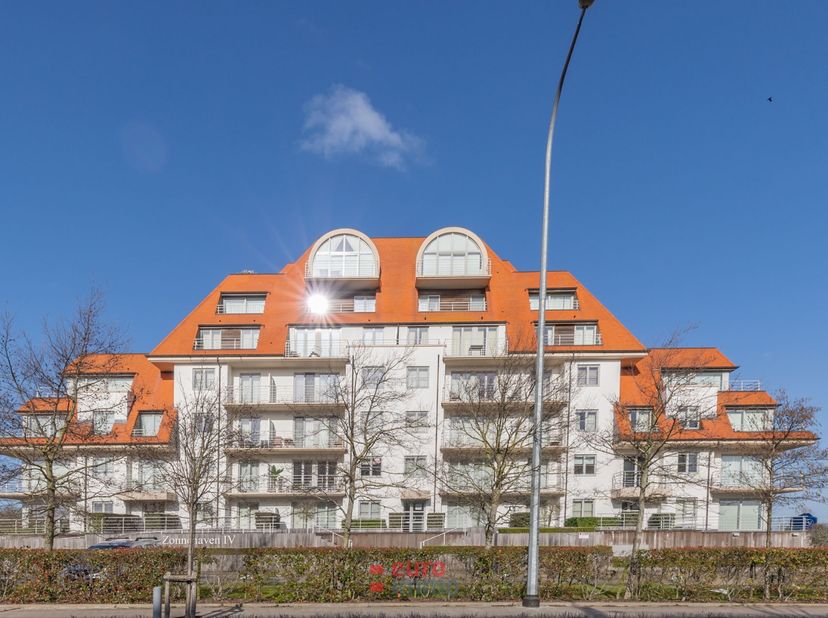 Superbe appartement d'une chambre à coucher avec orientation sud-ouest ! Les amateurs de soleil vont adorer !<br />
Hall d'entrée avec débarras ; toil