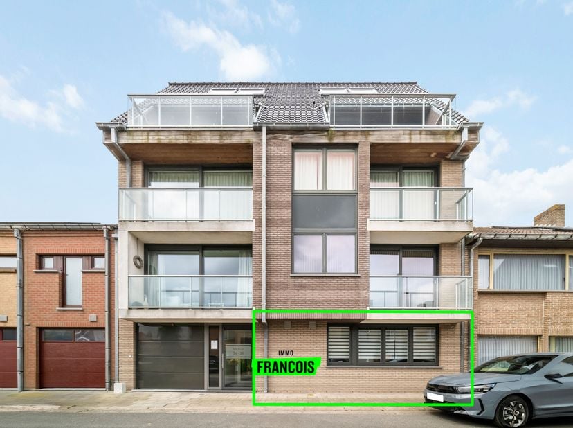 Cet appartement au rez-de-chaussée est situé dans la résidence Espace, Hasseltstraat 38 bus 0001 à Bredene, dans une rue calme en impasse. L'emplaceme