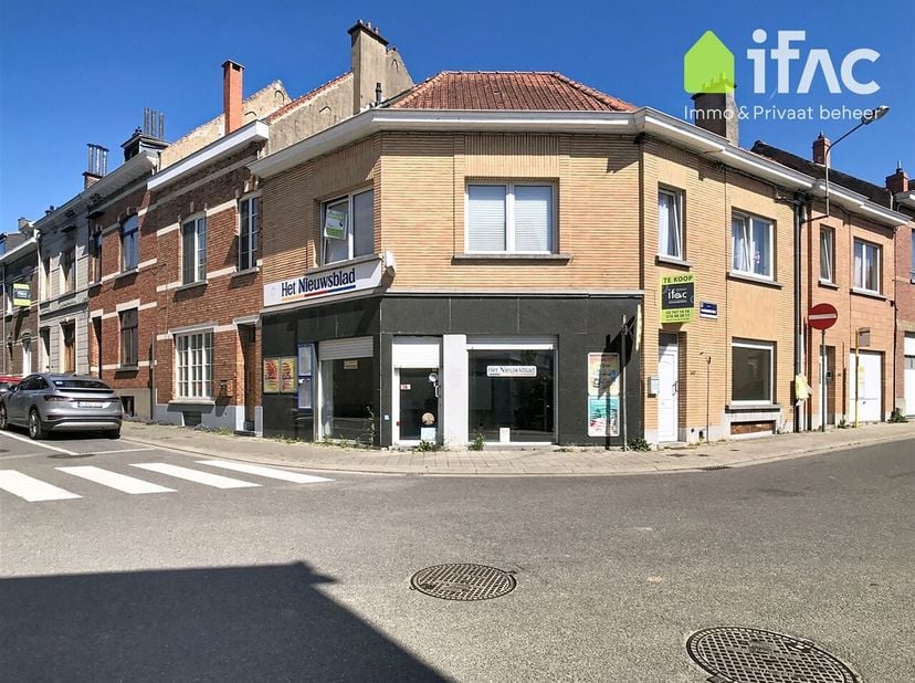 Bent u op zoek naar een goed gelegen handelsruimte met woonst in het centrum van Tervuren? Zoek niet verder wij bieden u volgend handelshuis aan met e