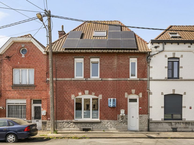 Perfect gelegen tussen stad en platteland, op enkele minuten van Doornik en alle voorzieningen, bestaat deze mooie woning, gebouwd op een perceel van
