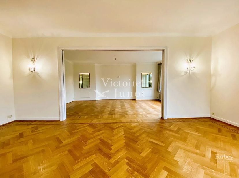 Goed gepresenteerd door Maia Zinchenko: maia.zinchenko@victoire.be<br />
Victoire-Junot presenteert: SQUARE VERGOTE - Prachtig appartement met een opp