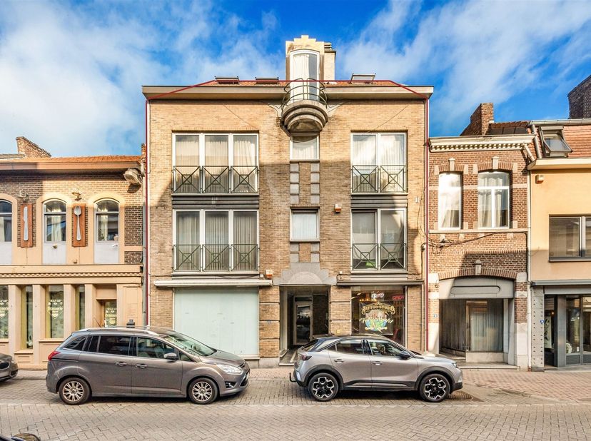 Gebouw met 2 handelspanden en 5 appartementen<br />
<br />
Ligging:<br />
Het gebouw is gelegen in het centrum van Bilzen op Korenstraat 23. Alle v