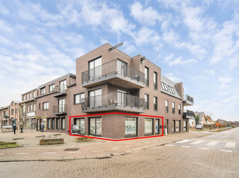 Commercieel uitstekend gelegen investeringspand bestaande uit een handelsgelijkvloers met een oppervlakte van 90 m² + kelder, gelegen in het centrum v